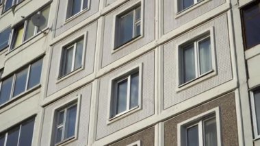 Sovyet inşaatının yerleşim binalarının ön cephesi. Ön cephe mozaik fayanslarla kaplı. Gelişmekte olan ülkelerdeki konut binaları. Sovyet döneminin konut binaları. Kapat..