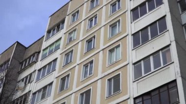 Ev binası 1980 'lerde inşa edilmiş. Perestroyka döneminde SSCB 'de inşa edilmiş binalar. Sovyet zamanlarında insanların yaşadığı evler. Sovyet binası solgun renklerle.