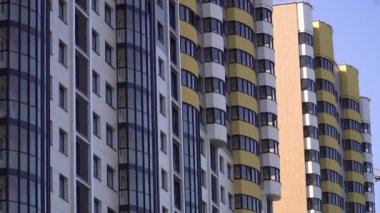 Yüksek binadaki sarı ve beyaz balkonların görüntüsü. Alışılmadık bir tasarımı olan binalar. Gelişmekte olan ülkelerde konut inşaatı. Konut geliştirme sıkıştırması.