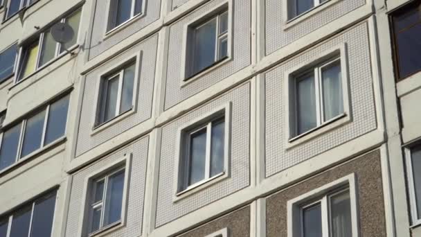 ソ連の建設の住宅建築物のファサード ファサードにはモザイクタイルが並んでいます 開発途上国の住宅建築 ソ連時代の住宅建築 閉じろ — ストック動画
