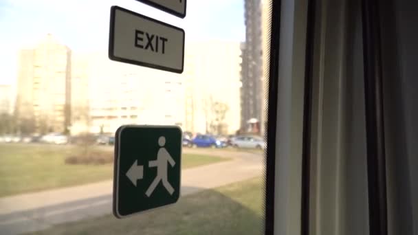 Placa Información Las Puertas Salida Del Autobús Enmarque Dentro Del — Vídeo de stock