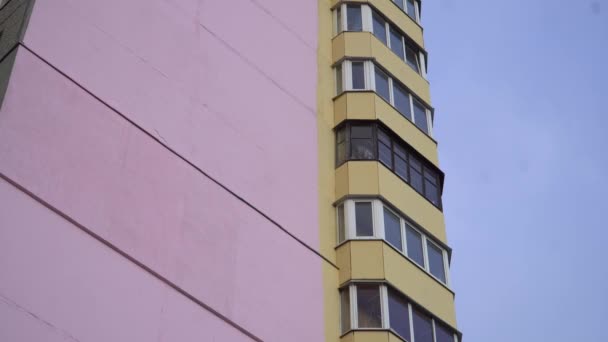 Onderdeel Van Gevel Van Het Gebouw Met Ingebouwde Balkons Ongebruikelijke — Stockvideo