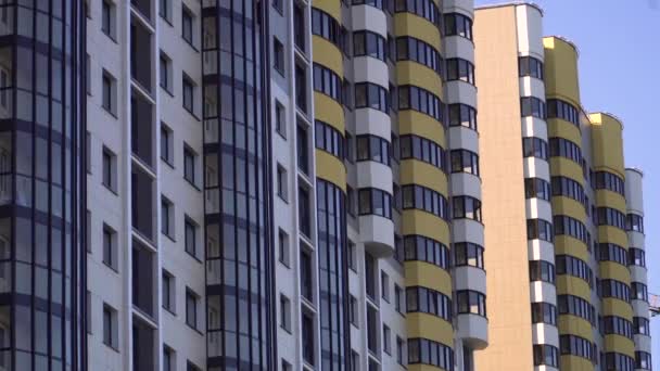 高層住宅ビルの黄色と白のバルコニーのビュー 珍しいデザインの建物 開発途上国の住宅建設 住宅開発のコンパクト — ストック動画