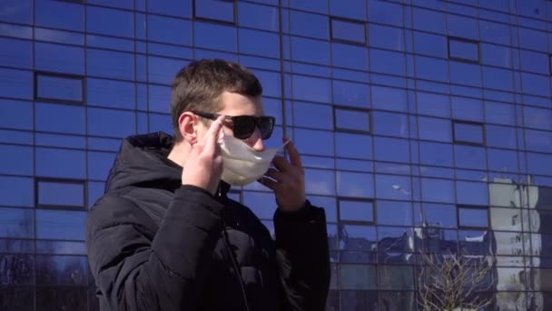 Ein Europäischer Büroangestellter Mit Schwarzer Brille Und Schwarzer Jacke Setzt — Stockvideo