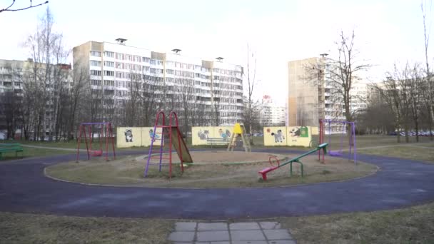 ミンスク ベラルーシ 2020年4月7日 住宅中庭の空の遊び場 コロナウイルス感染の概要 Govd コロナウイルス感染の世界的な広がりの結果 — ストック動画
