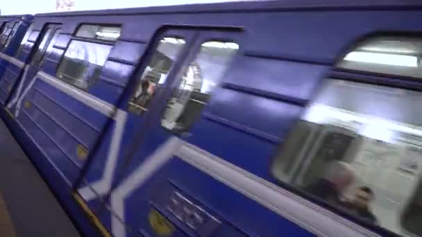 Metro Komt Aan Het Perron Stopt Blauwe Metro Auto Passeren — Stockvideo