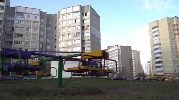 Carruseles Niños Vacíos Patio Consecuencias Brote Infección Por Coronavirus Patios — Vídeo de stock