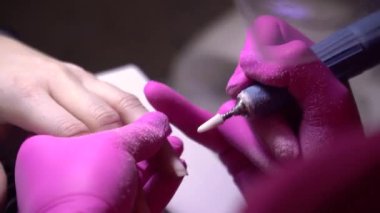 Kapatın. Tırnaklarındaki verniğin keskiyle çıkarılması. Güzellik bakım tırnağı bakımı. Kızların endişeleri. Kadın güzelliği..