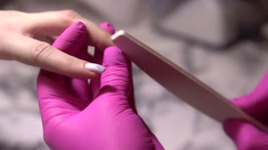 Tırnak törpüsüyle tırnak şeklinin düzeltilmesi. Kadınların güzellik hakkındaki endişeleri. İlk randevu için hazırlanılıyor.