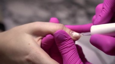 Tabanı fırçayla çivilere uygulamak. Resim yapmadan önce çivilerin hazırlanması.