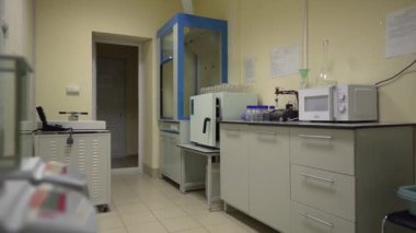 Bitki üretimi için mini laboratuar manzarası. Yabanmersini üretimi.
