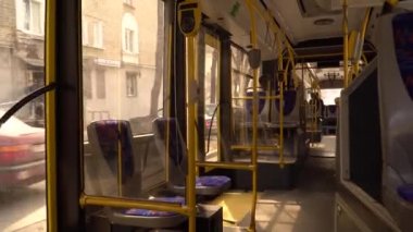 Belarus, Minsk - 28 Mart 2020. Yarısı boş bir otobüs şehirden geçer. Atış otobüsün içinde yapılmış. Bir salgın sırasında toplu taşıma işi. Şehirlerde kendini izole etme.