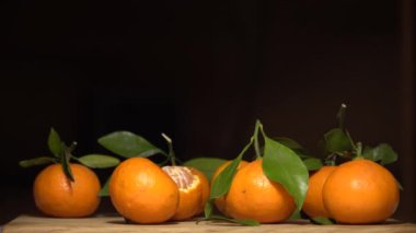 Kapatın. Kız masadan mandalina alıyor. Yeni yıl için hazırlık yapıyorum. Yeni yıl havası. Noel havası. Yeni yılın meyvesi. Noel geleneği.