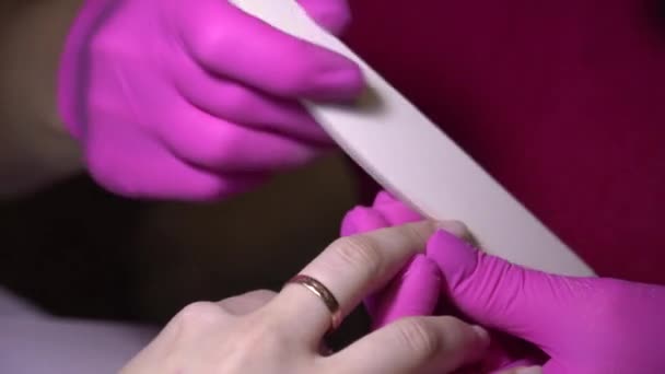 マスターガールはネイルファイルで爪の形を修正します ベースを適用する前に爪の準備 女性の美しさへの懸念 国際女性デーの準備 — ストック動画