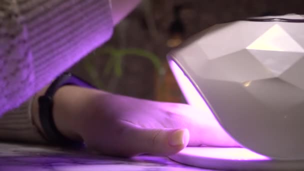 Secagem Pregos Uma Lâmpada Ultravioleta Secar Unhas Depois Aplicar Unha — Vídeo de Stock