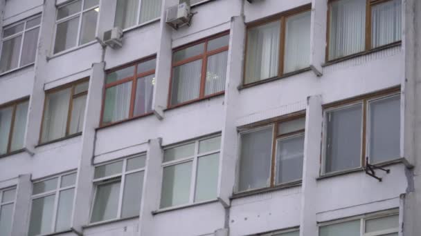 Pared Edificio Soviético Con Ventanas Madera Plástico Las Ventanas Son — Vídeo de stock