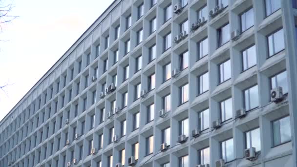 Het Sovjet Administratieve Gebouw Met Een Perfecte Vierkante Ramen Grandioze — Stockvideo