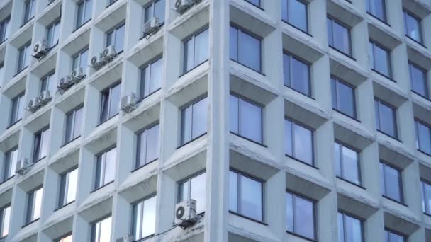 Esquina Edificio Administrativo Soviético Con Ventanas Cuadradas Perfectas Grandiosos Edificios — Vídeo de stock