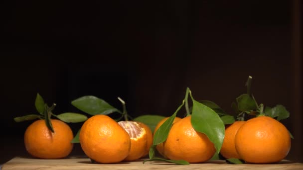 Chiudete Ragazza Sta Prendendo Mandarini Dal Tavolo Preparazione Nuovo Anno — Video Stock