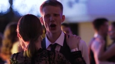 MINSK, BELARUS - 15 Haziran 2019: Bir adam bir kızla dans ediyor ve şarkı söylüyor.