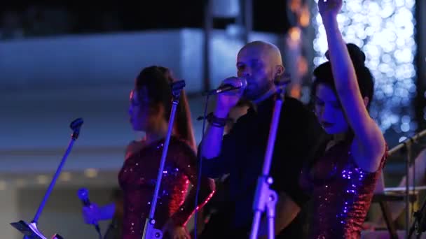 Minsk Belarus 2019年6月15日 クラブの夜の光の中でジャズバンドグループがヒット曲を演奏 — ストック動画