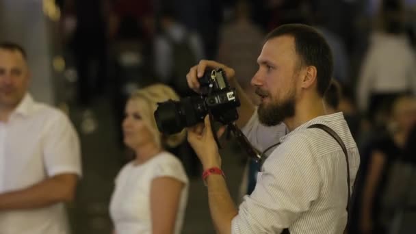 Minsk Belarus Junho 2019 Jovem Fotógrafo Trabalha Festa Formatura Escola — Vídeo de Stock