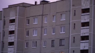 Gri, kasvetli bir Sovyet Konut Binası. Ekonominin gelişiminde durgunluk dönemi. Otoriter devlet. Küresel Ekonomik Kriz Sırasındaki Açlık ve Yoksulluk.