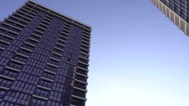 Büyük cam pencereli uzun binaların panoramik alçak açılı çerçevesi. Gayrimenkul talebi yüksek. Metropolün finans bölgesi..