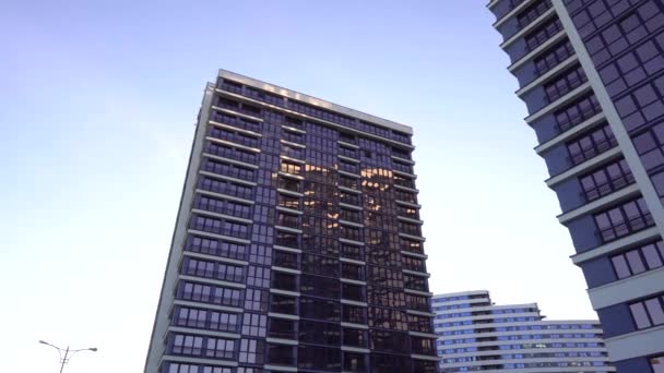 大きなガラス窓とバルコニー付きの高層ビルのパノラマ低角度フレーム 近代的なビジネスセンター 大都市の金融街 — ストック動画