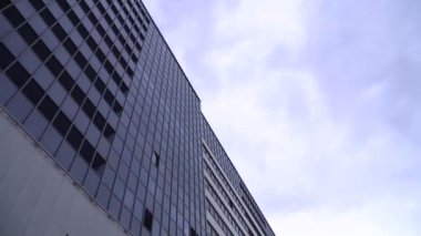 Düşük açılı atış. Alışılmadık bir görünüşü olan büyük bir bina. Şehir merkezinde. Ticaret ilişkileri. Gelişmekte olan ve gelişmiş ülkelerde kriz.