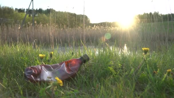 Uma Garrafa Plástico Está Deitada Chão Contaminação Humana Natureza Resíduos — Vídeo de Stock