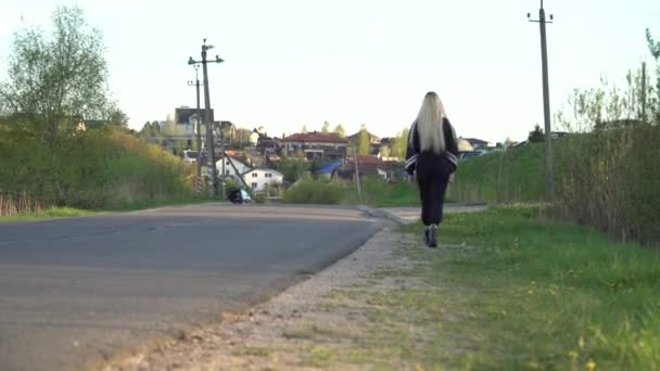 Una Niña Milenaria Camina Lado Carretera Edad Transición Adolescentes Autoconciencia — Vídeos de Stock