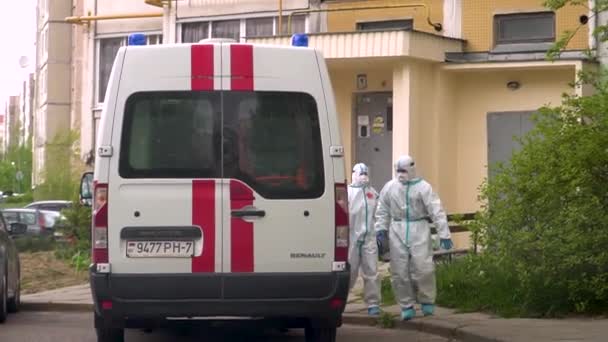 Minsk Belarus May 2020 Paramedics Protective Suits Sit Emergency Car — Stock Video