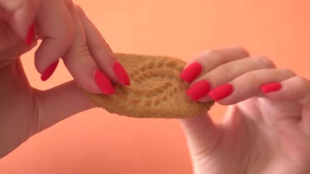 赤い爪の女性の手は半分にクッキーを破る おいしいとカリカリクッキー — ストック動画