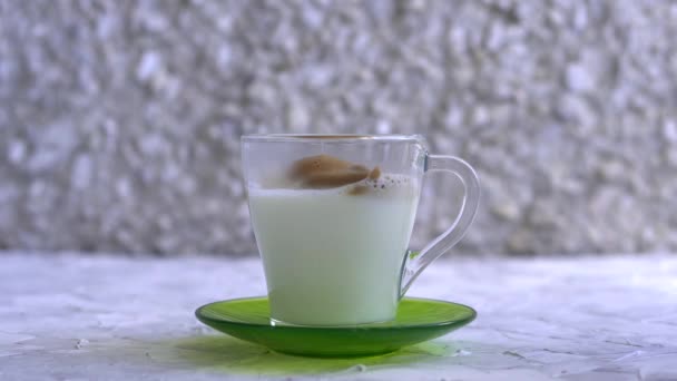 Διαδικασία Παρασκευής Καφέ Προσθέτει Καφέ Ένα Διαυγές Γυάλινο Κύπελλο Ζεστό — Αρχείο Βίντεο