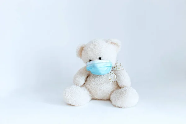 배경에 의료용 마스크를 부드러운 장난감 — 스톡 사진