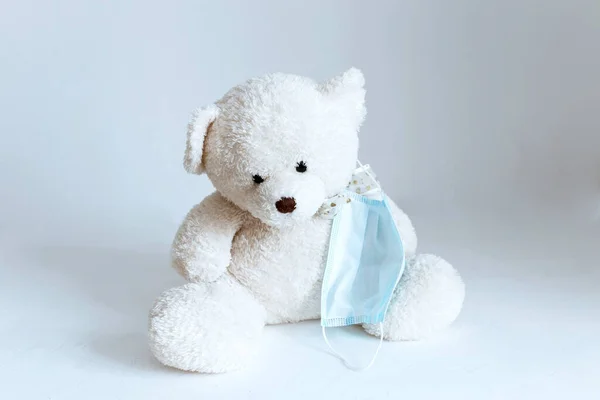 Peluche Maschera Medica Sfondo Bianco — Foto Stock