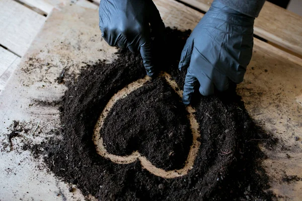 Verspreide Grond Een Houten Ondergrond Hart Gemaakt Van Aarde Stockfoto