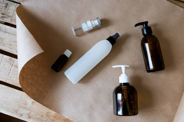 Containers Voor Cosmetica Liggen Een Houten Tafel Met Kraftpapier Spray Rechtenvrije Stockfoto's