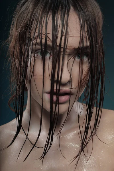 Chica con el pelo mojado — Foto de Stock