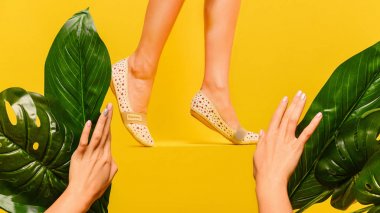 Kızın ayakları parlak arka plan üzerinde