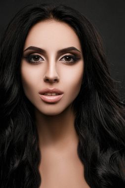 Harika bir kadın kameraya bakıyor.