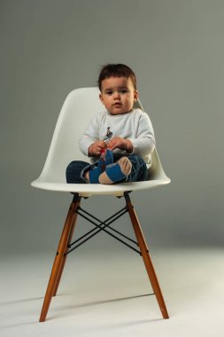 Bebek studio sandalyede oturuyor