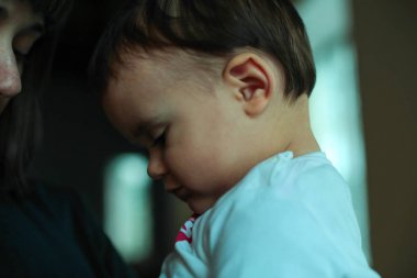 Onun annesi, siyah saçlı, tatlı yüz yakınındaki üzgün bir çocuk portresi kapatın
