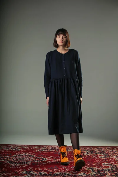 Retrato de mujer joven en el estudio — Foto de Stock