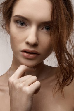 Genç bir kadının güzel portresi