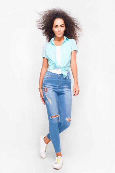 радостный портрет в движении, пространство для текста
