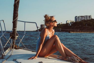 genç kadın portresi profil tekne güvertesinde oturan