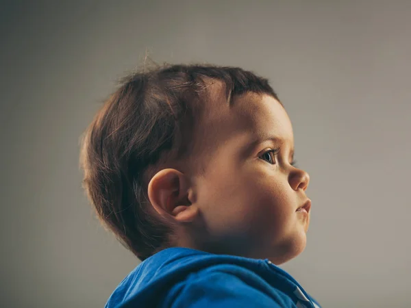 Profil des ernsthaften Jungen — Stockfoto