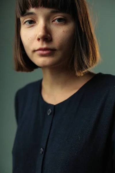 Primer plano retrato de mujer joven atractiva —  Fotos de Stock